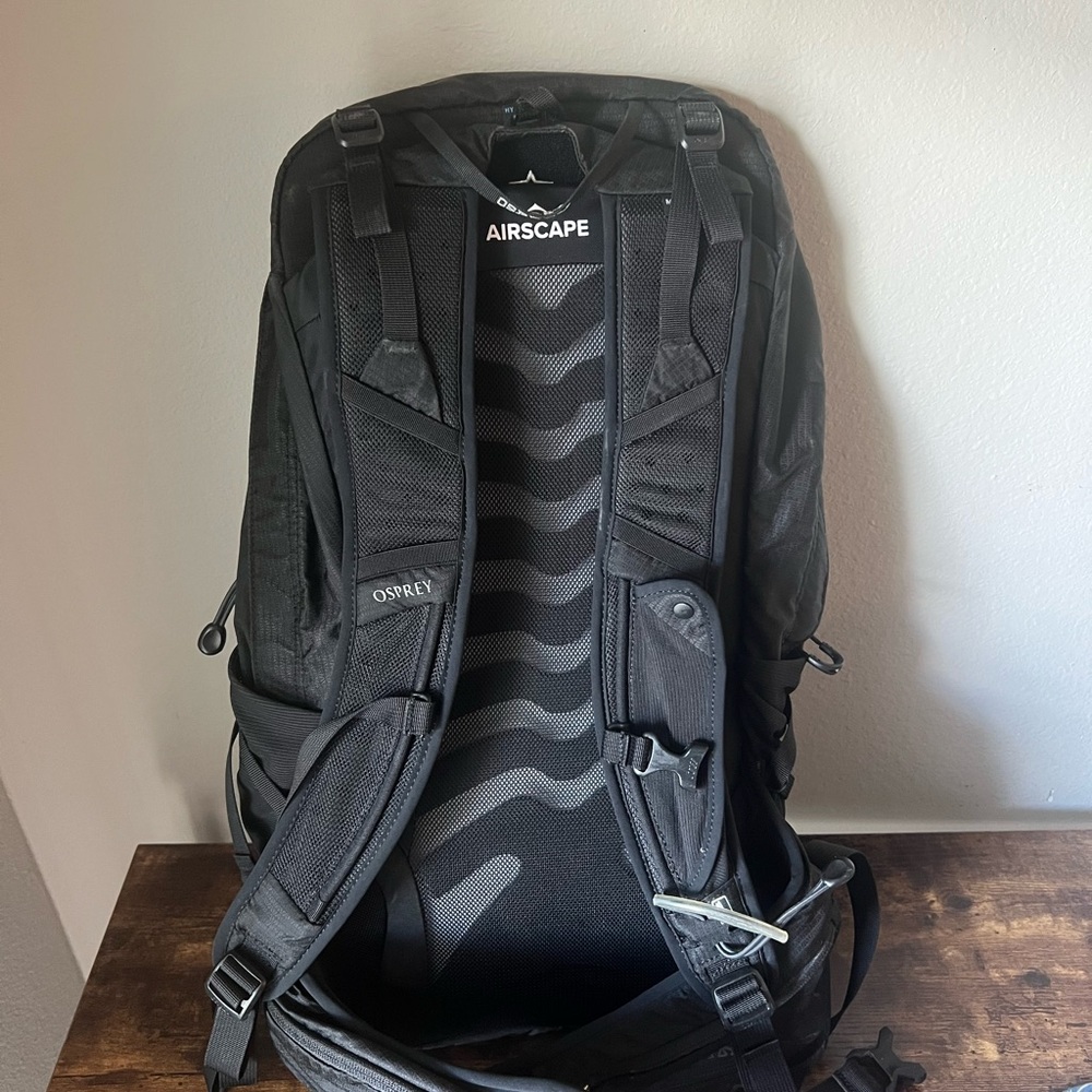 Osprey Talon 22 Black Men's Trail Backpack - Picture 2 of 3